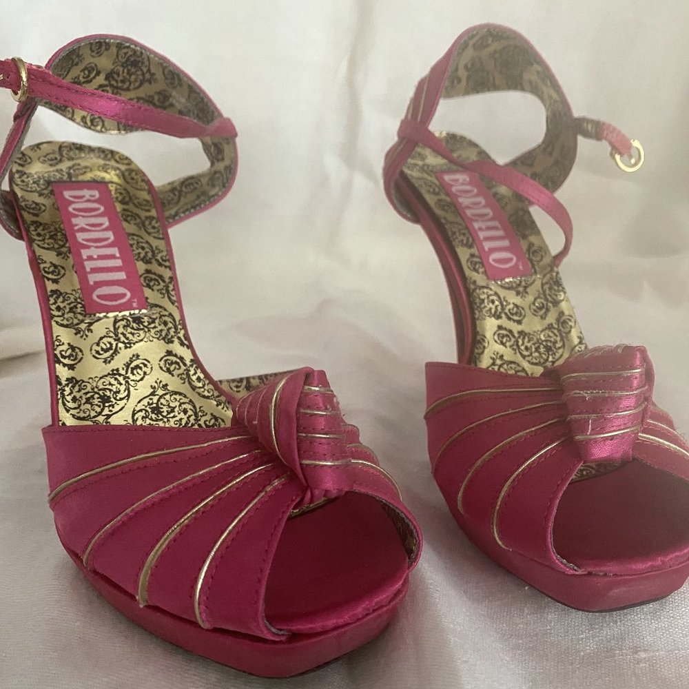 PINK/GOLD PLATFORM SHOES (ADORABLE)